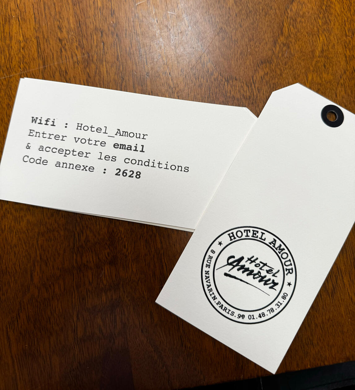 Étiquettes découpe + relief / Hôtel Amour